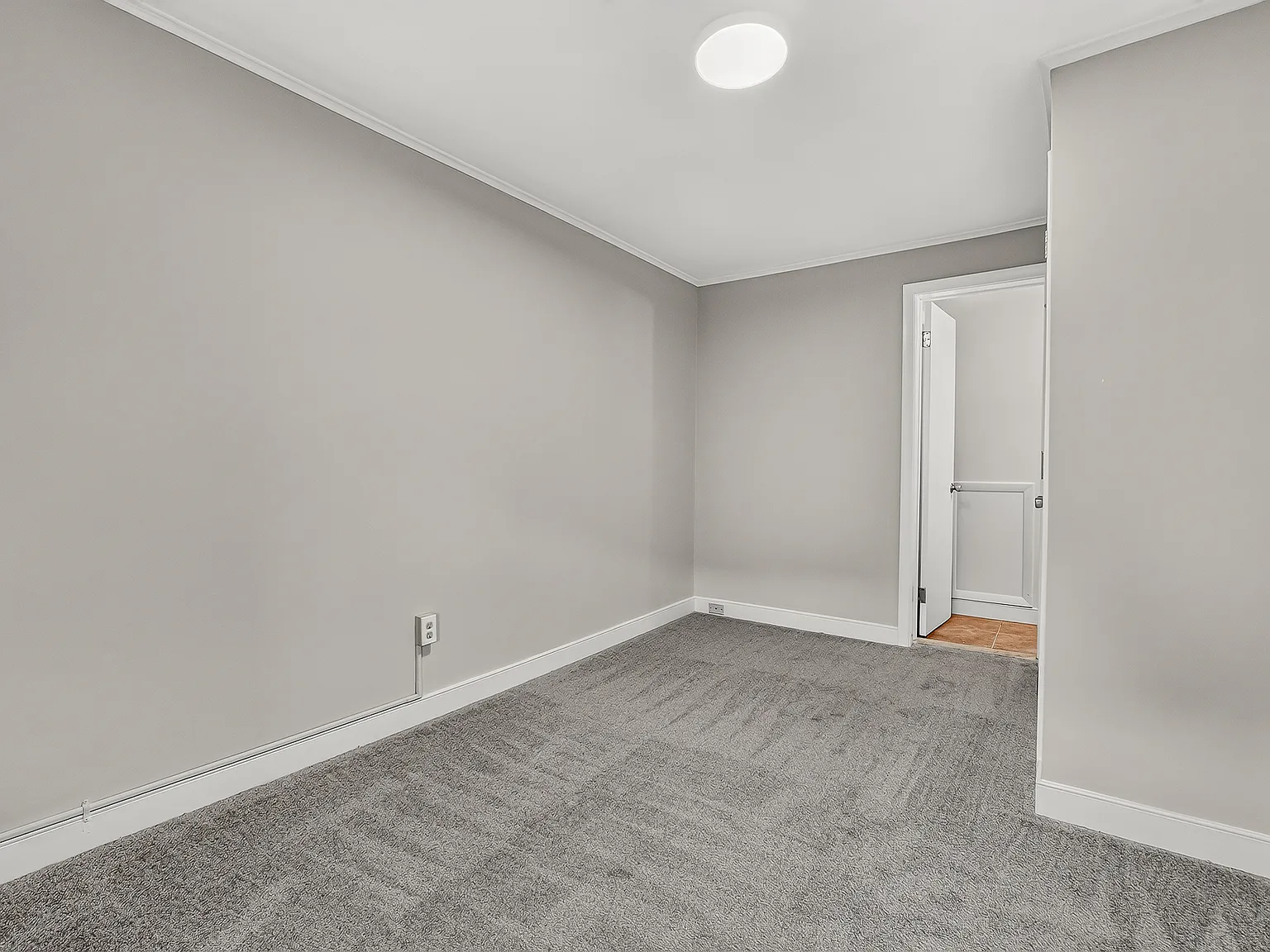 1 bed, 1100 sqft, $1,300 — Photo 2