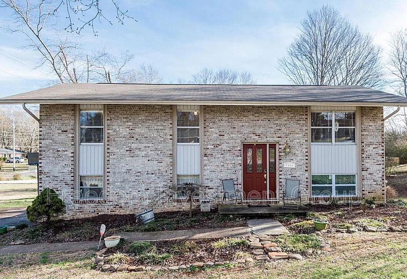 1st image of 7600 Kingsbury Dr #1