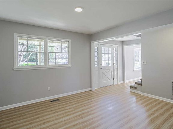 5th image of 12002 Queens Pl SE
