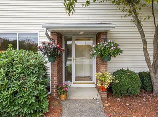 1002 Williamsburg Cir, Warwick, RI 02886