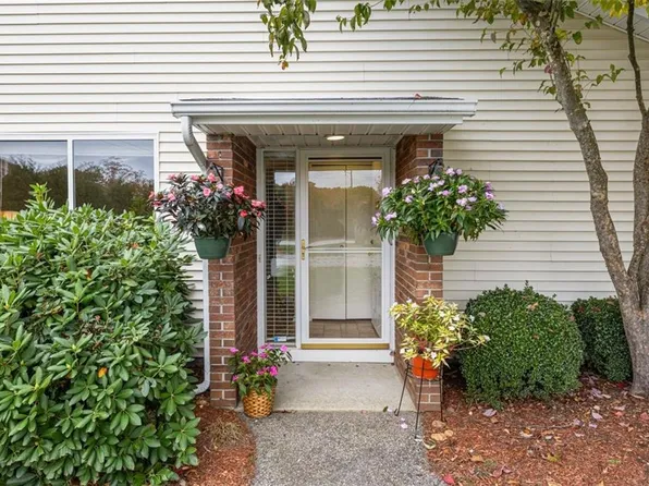 1002 Williamsburg Cir, Warwick, RI 02886