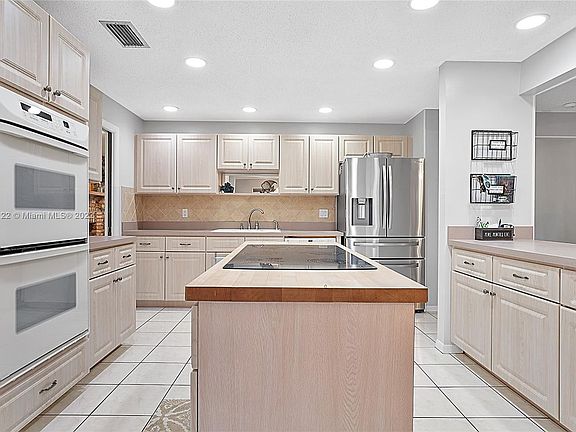 3rd image of 10060 NW 39th Ct