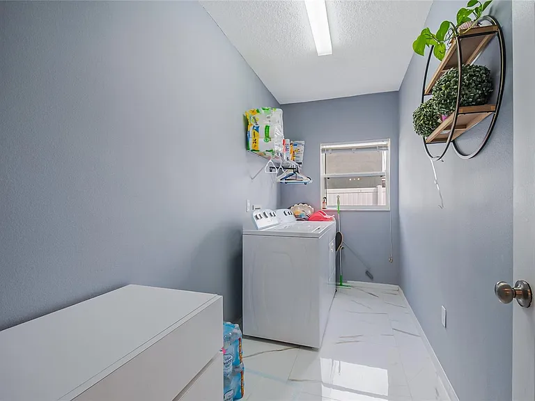 554 Bristol Cir — Photo 37