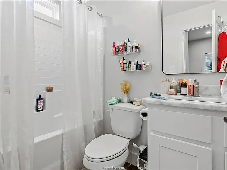 606 Banks St — Photo 17
