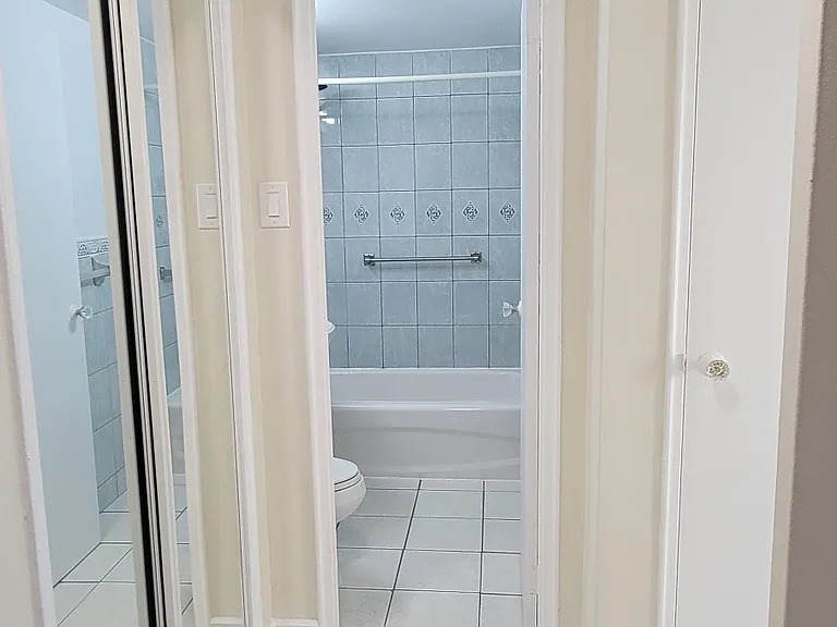 105 Raglan Ave — Photo 16