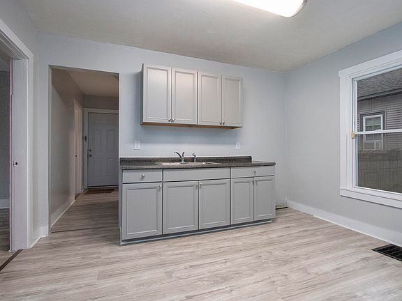 3rd image of 596 Superior St
