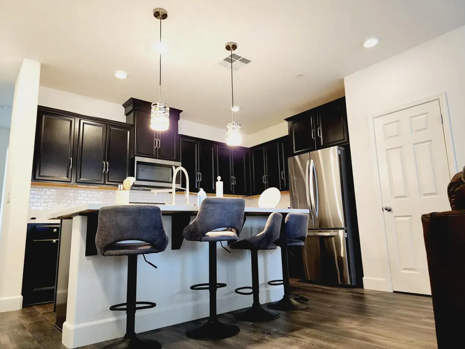 3 bed, 2099 sqft, $2,950 — Photo 3