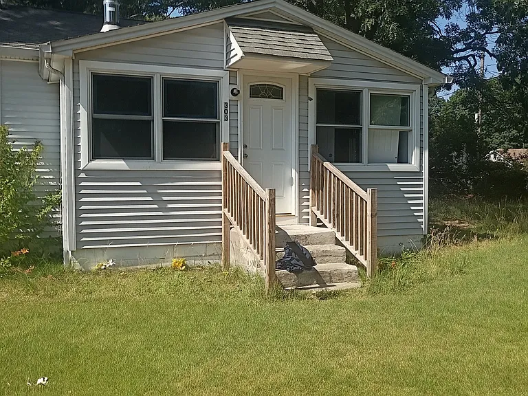 Elm Rd W — Photo 1