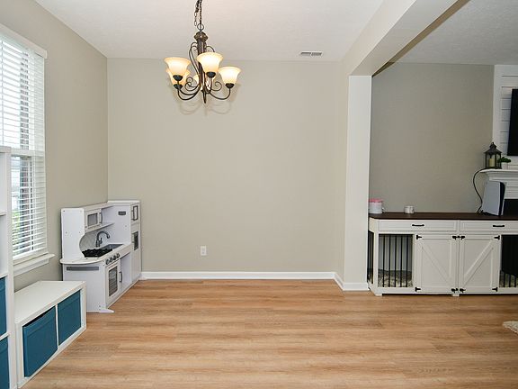 4th image of 6820 Thousand Oaks Dr