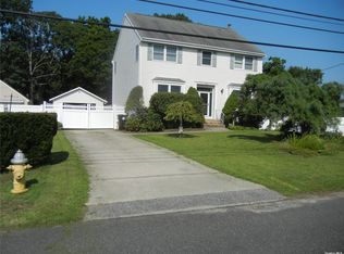 104 Ward St, West Islip, NY 11795