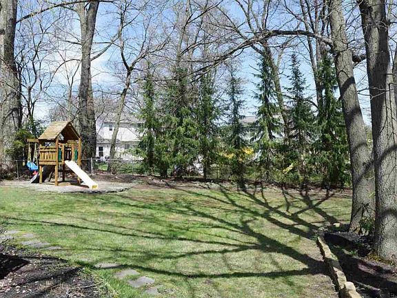 4th image of 15 Saint Andrews Dr