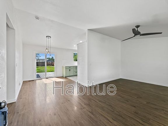 3rd image of 2041 E Oakridge Ct