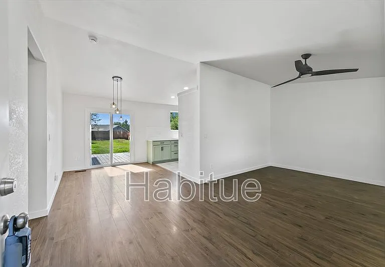 2041 E Oakridge Ct — Photo 3