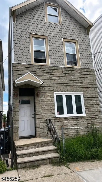 284 Hunterdon St #1