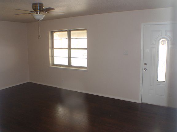 3rd image of 1009 W Creek Dr