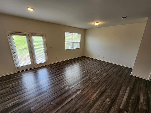 5th image of 105 Swindon Dr