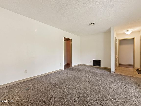 5th image of 12449 Crestwood Dr