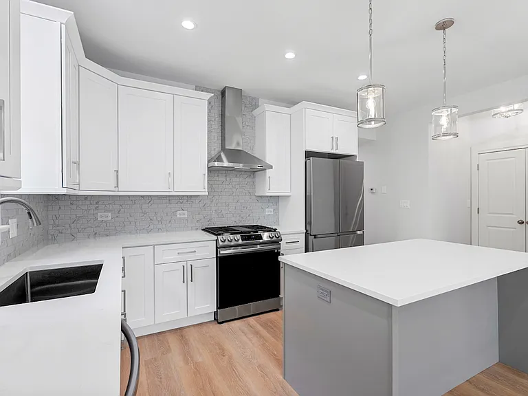 6423 N Washtenaw Ave #4 — Photo 5