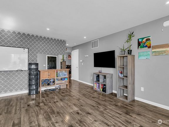 4th image of 1217 201st Street Ct E