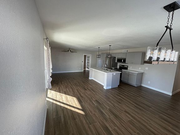 3rd image of 1207 E Canterbury Dr