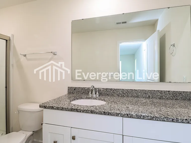 267 E Catawba Ave — Photo 7