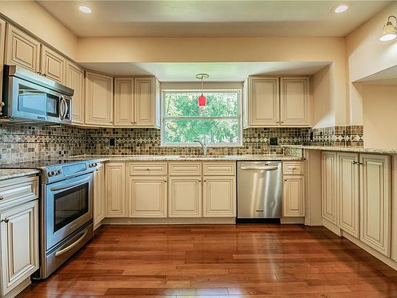 3rd image of 6827 Twelve Oaks Blvd