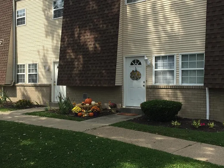 1300 Rosewood Ct — Photo 17