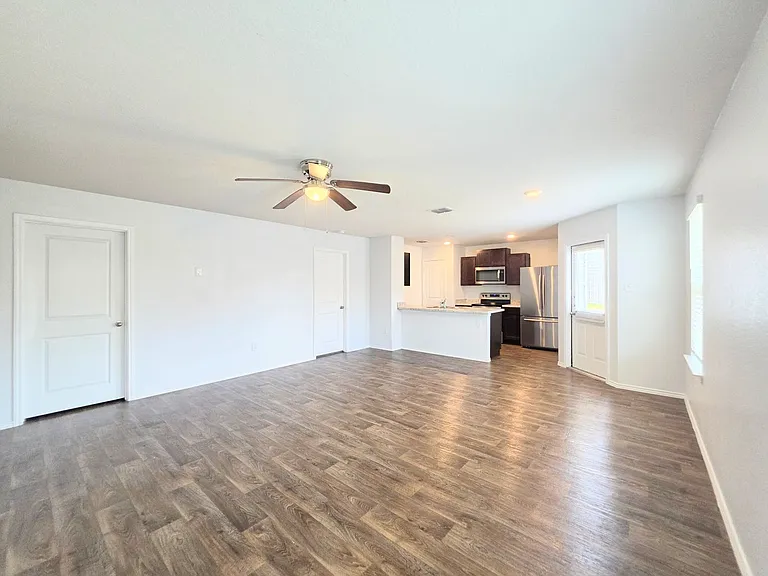 8006 Miranda Cyn — Photo 15