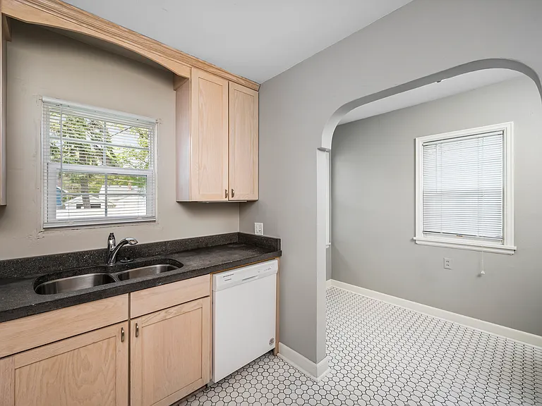 2210 University Ave — Photo 7