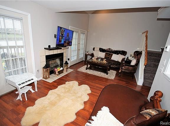 3rd image of 43889 Stoney Ln