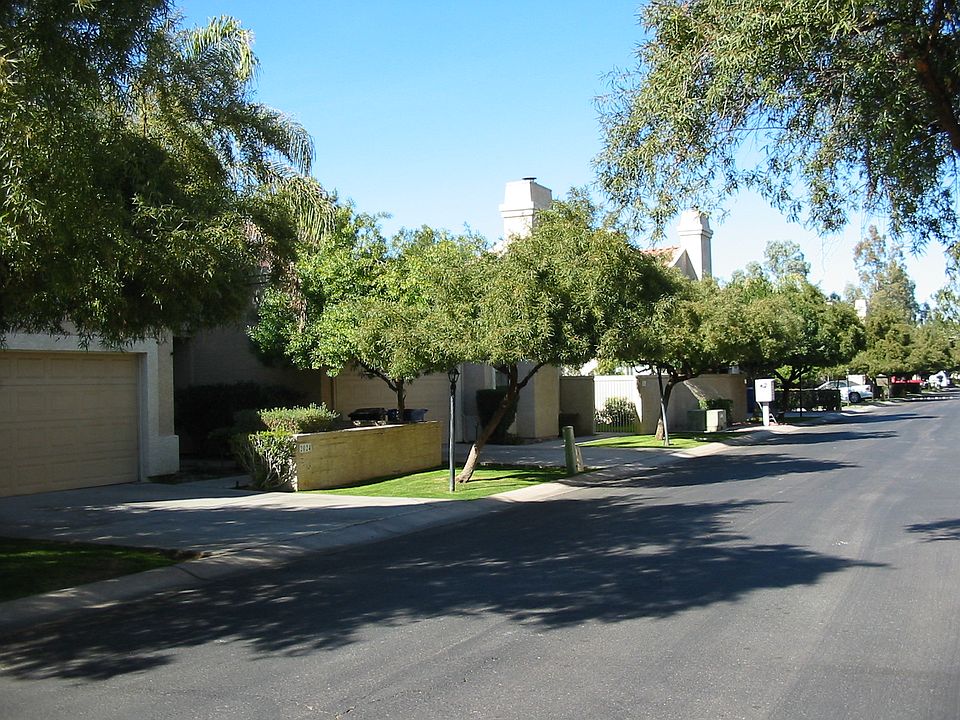 2nd image of 2076 N Sunset Dr