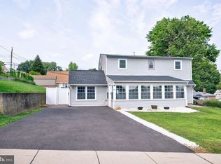 34 Huckleberry Ln, Levittown, PA