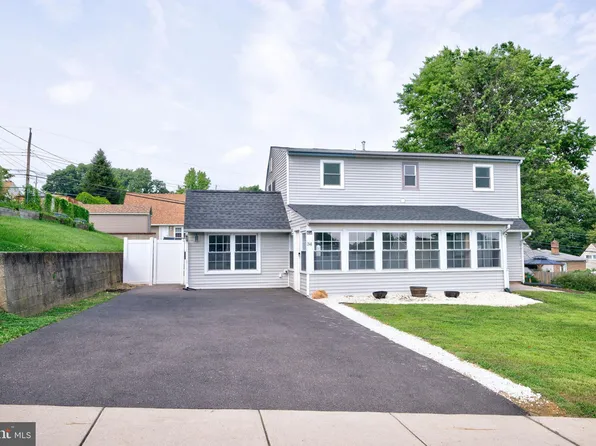 34 Huckleberry Ln, Levittown, PA 19055