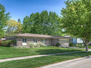 3855 Kings Point Dr, Troy, MI 48083