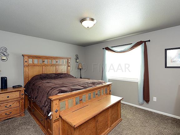 3rd image of 809 23rd Ave W