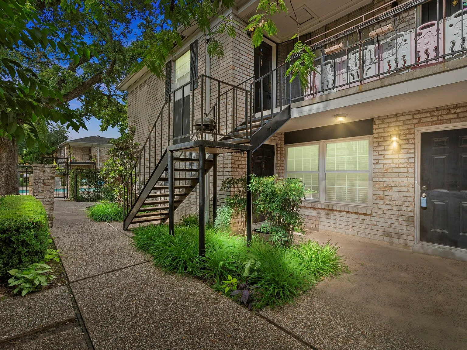 2 bed, 1.0 bath, 1028 sqft, $1,600 — Photo 2