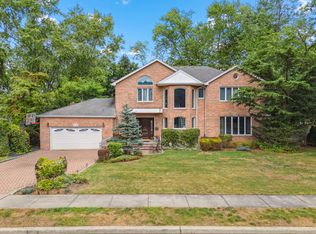 8 Percheron Ln, Roslyn Heights, NY 11577
