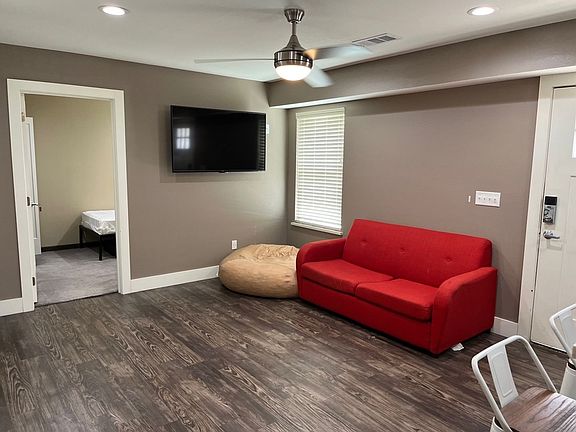4th image of 301 E Brockett St #100