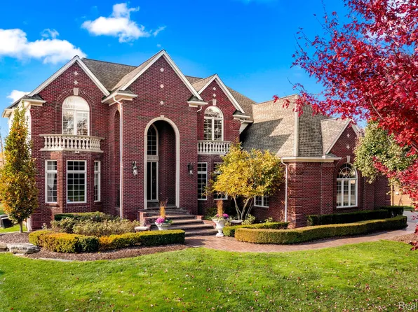 2282 Hawthorne Dr S, Shelby Township, MI 48316