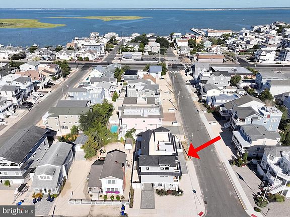 5th image of 2912 Beach Ave
