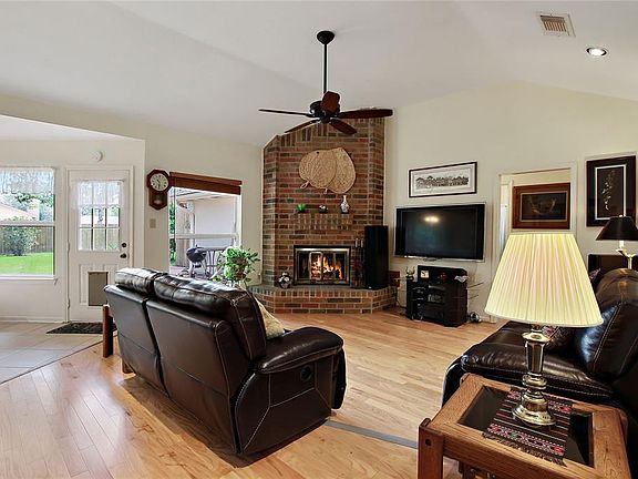5th image of 1404 Edinburgh Dr