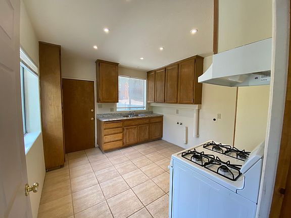 4th image of 25360 Oakwood St #D