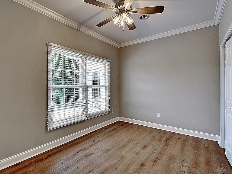 209 University Pkwy #10 — Photo 27