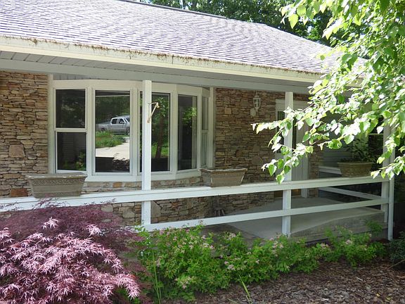 4th image of 240 Lakeside Dr