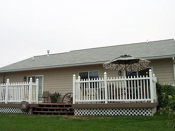 Expansive rear deck for entertaining.
