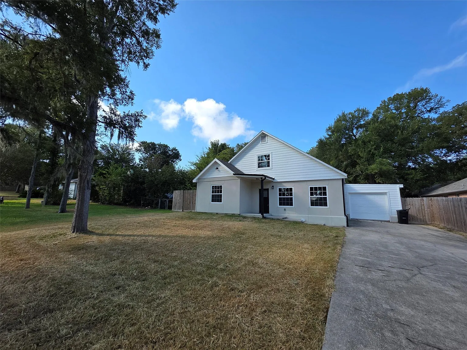 4 bed, 2.0 bath, 2549 sqft, $2,100 — Photo 2