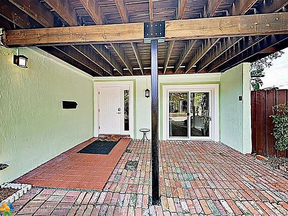 2nd image of 850 SW 16th St #850
