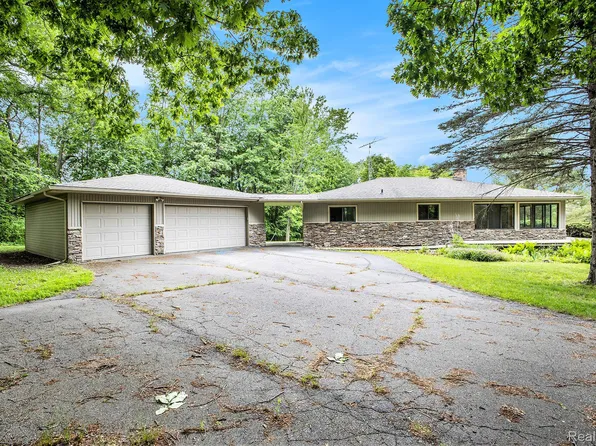 2456 Chilson Rd, Howell, MI 48843