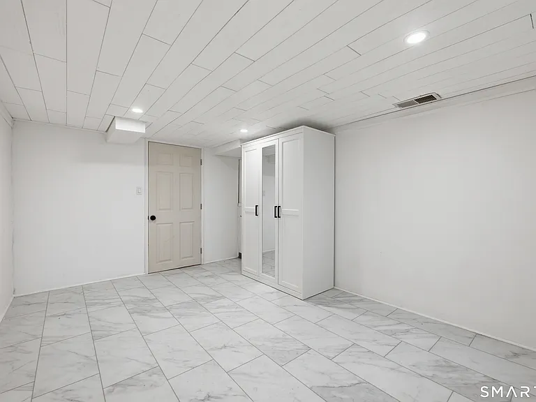 24 Hollow Wood Ln — Photo 14