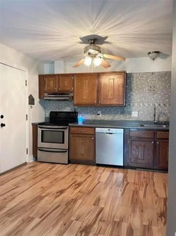 2 bed, 1.0 bath, 810 sqft, $2,300 — Photo 3